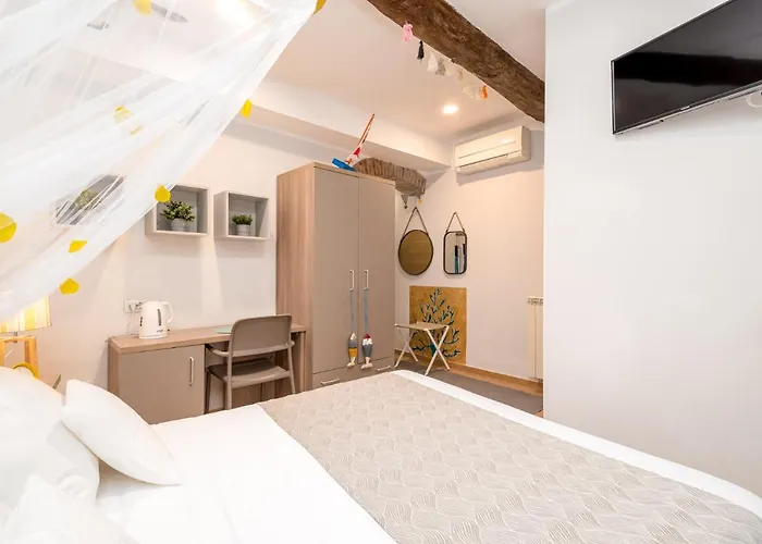 Carugio Remilde בית הארחה 4*