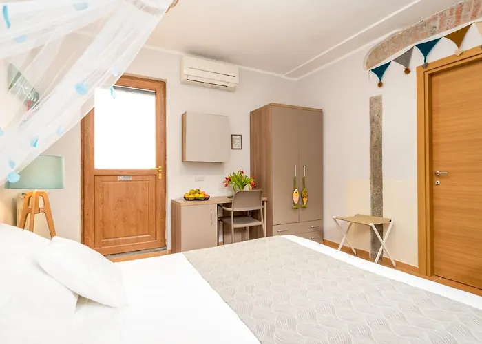 Carugio Remilde בית הארחה 4*