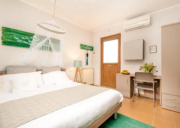 Carugio Remilde בית הארחה 4*